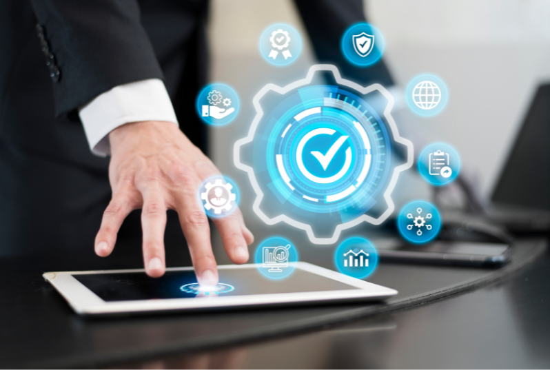 Persona con pc pc revisando servicios sap